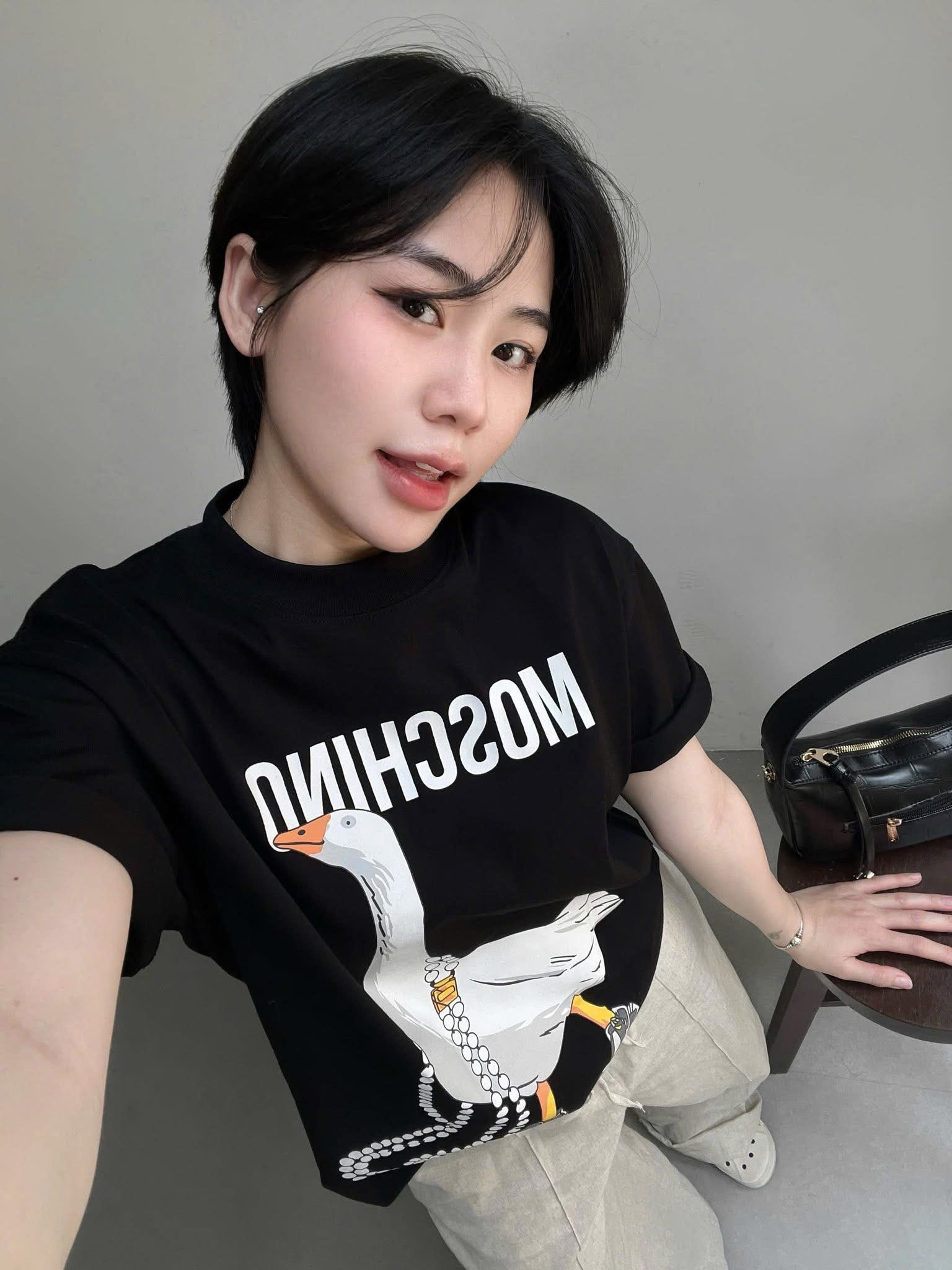 Set thun thể thao in hình hoạ tiết Mosschino Vịt